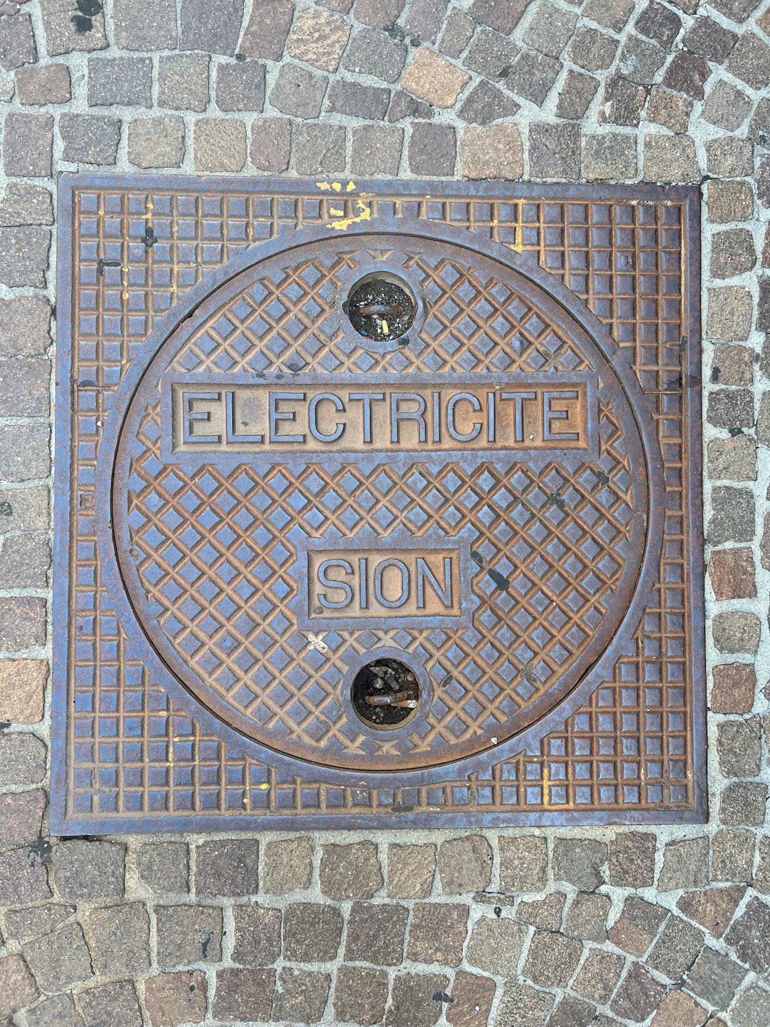 eligendi et 27